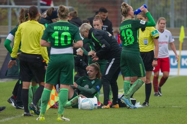 Nina Lührßen Luehrssen SV Werder Bremen 4 is injured on the ground and is being treated for a lacerated wound Wound Blood Injury Pain Pained face Soccer Allianz Women Bundesliga 1 FFC Frankfurt SV Werder Bremen xobx