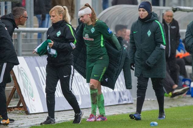 The injured Nina Lühring SV Werder Bremen 4 Soccer Allianz Women Bundesliga 1 FFC Frankfurt SV Werder Bremen xobx
