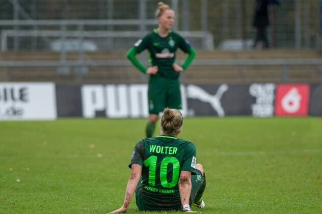 Pia Sophie Wolter SV Werder Bremen 10 is sitting on the floor after the final whistle. Disappointment Football Allianz Women Bundesliga 1 FFC Frankfurt SV Werder Bremen xobx