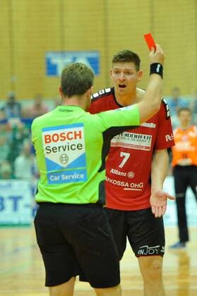 GER 2 DKB BHC06 vs HSG Nordhorn Lingen 04 11 2017 Klingenhalle Solingen GER 2 DKB Season opener BHC06 vs HSG Nordhorn Lingen in the picture the red card for Toon Leders Lutz Heinz HSG Nordhorn Lingen 7 by referee Martin Thoene nordphotox xFreund nph00018