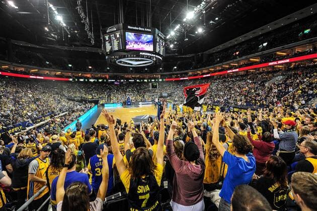 Berlin fans and spectators Action Match scene Horizontal horizontal Event Event Basketball BBL 8 Round ALBA Berlin vs Bayern Munich Location Location Mercedes Benz Arena Berlin Germany Germany Europe Europe Date Date 05 11 2017 Basketball BBL ALBA Berlin vs FC Bayern Muenchen 8 Match day 05 11 2017