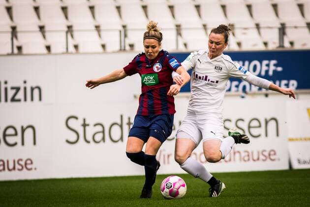 GER AFBL SGS Essen vs Turbine Potsdam 05 11 2017 Stadion Essen Essen GER AFBL SGS Essen vs Turbine Potsdam in picture picture shows Svenja Huth Turbine Potsdam 9 against Marina Hilgering SGS Essen 27 nordphotox xRauch nph00251