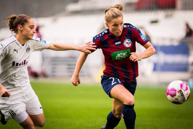 GER AFBL SGS Essen vs Turbine Potsdam 05 11 2017 Stadion Essen Essen GER AFBL SGS Essen vs Turbine Potsdam picture picture shows Jacqueline Klasen SGS Essen 16 against Tabea Kemme Turbine Potsdam 21 nordphotox xRauch nph00251