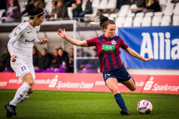 GER AFBL SGS Essen vs Turbine Potsdam 05 11 2017 Stadion Essen Essen GER AFBL SGS Essen vs Turbine Potsdam in picture picture shows Sara Doorsoun SGS Essen 23 against Viktoria Schwalm Turbine Potsdam 17 nordphotox xRauch nph00251