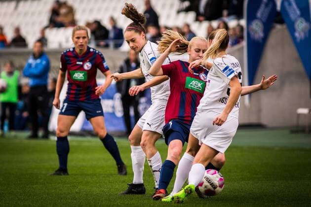 GER AFBL SGS Essen vs Turbine Potsdam 05 11 2017 Stadion Essen Essen GER AFBL SGS Essen vs Turbine Potsdam in picture picture shows Turid Knaak SGS Essen 33 against Elise Kellond Knight Turbine Potsdam 6 nordphotox xRauch nph00251