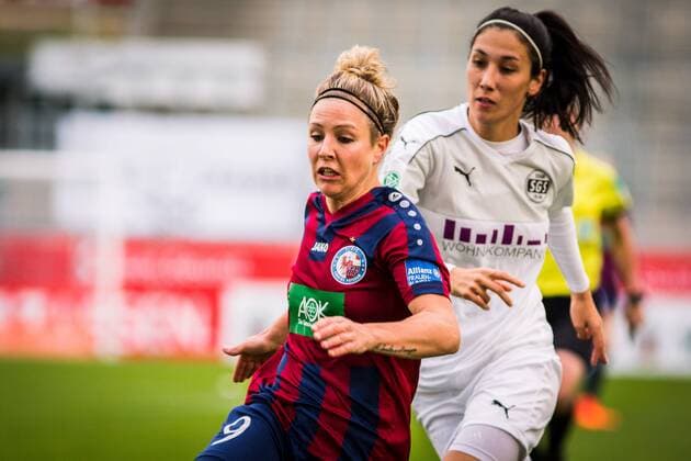 GER AFBL SGS Essen vs. Turbine Potsdam 05 11 2017 Stadion Essen Essen GER AFBL SGS Essen vs Turbine Potsdam in picture picture shows Sara Doorsoun SGS Essen 23 against Svenja Huth Turbine Potsdam 9 nordphotox xRauch nph00251