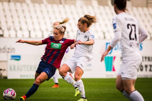 GER AFBL SGS Essen vs Turbine Potsdam 05 11 2017 Stadion Essen Essen GER AFBL SGS Essen vs Turbine Potsdam in picture picture shows Gina Chmielinski Turbine Potsdam 18 against Linda Dallmann SGS Essen 10 nordphotox xRauch nph00251