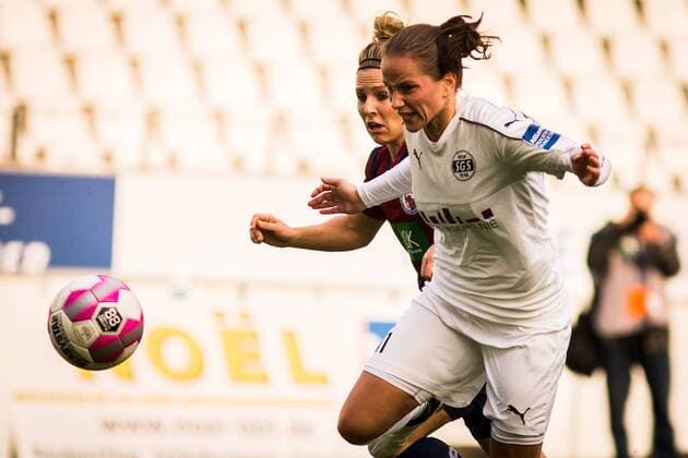 GER AFBL SGS Essen vs Turbine Potsdam 05 11 2017 Stadion Essen Essen GER AFBL SGS Essen vs Turbine Potsdam in picture picture shows Irini Ioannidou SGS Essen 11 against Svenja Huth Turbine Potsdam 9 nordphotox xRauch nph00251