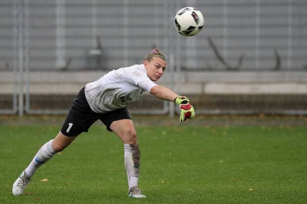 Carina Schlüter Carina Schlueter Goalkeeper Sand 1 at throw-off Cut Out Full Body Single Action Action Soccer Allianz Women Bundesliga TSG 1899 Hoffenheim SC Sand xozx