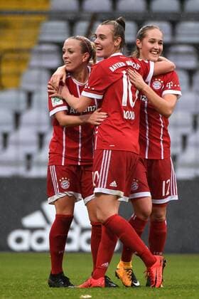 v li Mandy Islacker FC Bayern Munich FCB 23 Jill Roord FC Bayern Munich FCB 10 Sydney Lohmann FC Bayern Munich FCB 12 with goal cheering Jubilee Torjubel goal achievement celebrate the goal goal celebration Cheers over the gate to 2 1 by Sydney Lohmann FC Bayern Munich FCB 12 optimistic action Action Football Allianz Women Bundesliga FC Bayern Munich MSV Duisburg xslx