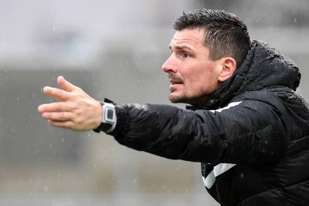 Trainer Christian Franz Pohlmann Duisburg gives instructions gesticulating gestures with the arms gives instructions gesticulate single action Action Football Allianz Women Bundesliga FC Bayern Munich MSV Duisburg xslx