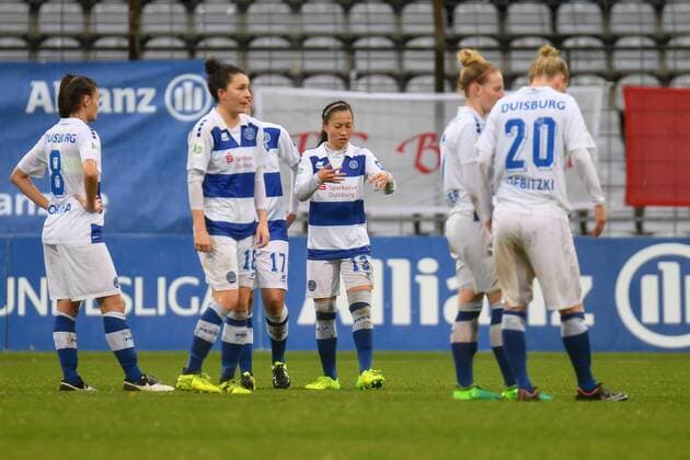 disappointed players of the MSV Duisburg Duisburg players with drooping heads looking disappointed after the game has ended disappointment frustration disappointed pessimistic football alliance women Bundesliga Bayern Munich MSV Duisburg xslx