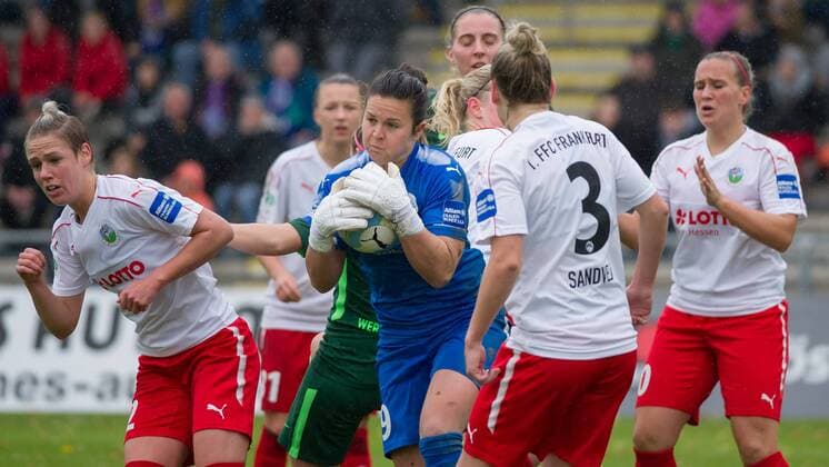 Goalkeeper Goalkeeper Bryane Heaberlin 1 FFC Frankfurt 29 has the ball caught Soccer Allianz Women Bundesliga 1 FFC Frankfurt SV Werder Bremen xobx