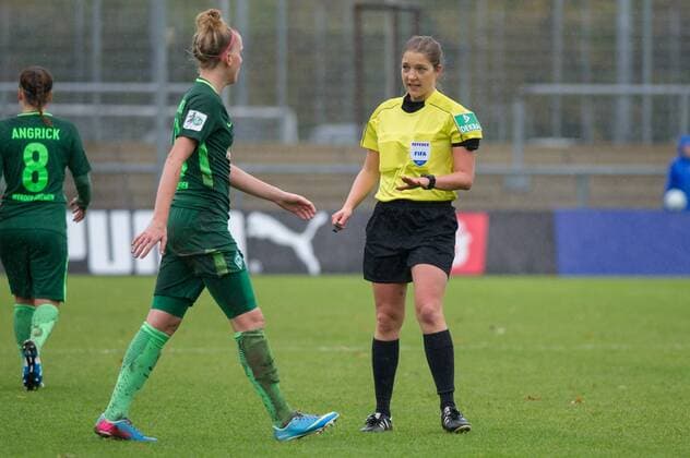 Lina Hausicke SV Werder Bremen 18 is reprimanded by referee Karoline Wacker Soccer Allianz Women Bundesliga 1 FFC Frankfurt SV Werder Bremen xobx