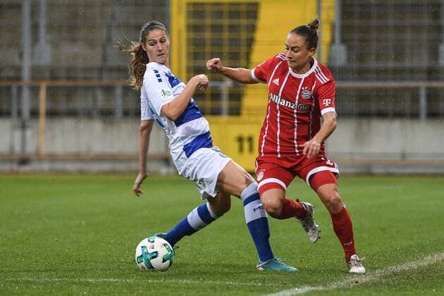 v left Pia Rijsdijk Duisburg 25 Gina Lewandowski FC Bayern Munich FCB 2 in duel Duel tackle Dynamics Action Action Football Allianz Women Bundesliga FC Bayern Munich MSV Duisburg xslx