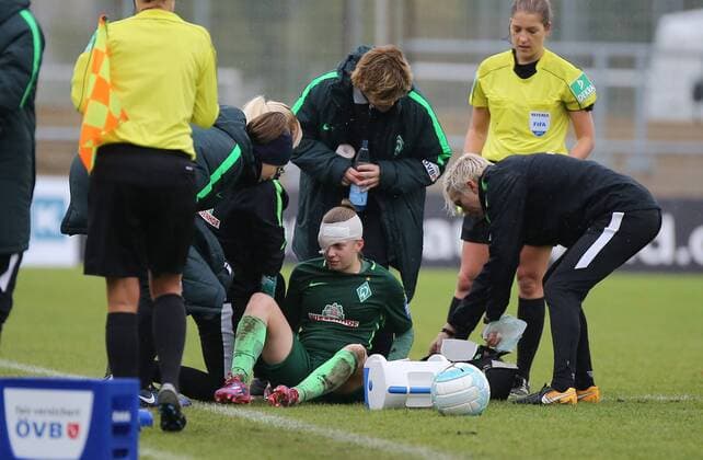 05 11 2017 xcex Germany Frankfurt Football Womens Football Alliance Women Bundesliga Season 2017 2018 1 FFC Frankfurt SV Werder Bremen Nina Lühr Bremen must be treated is injured in the head injury wound