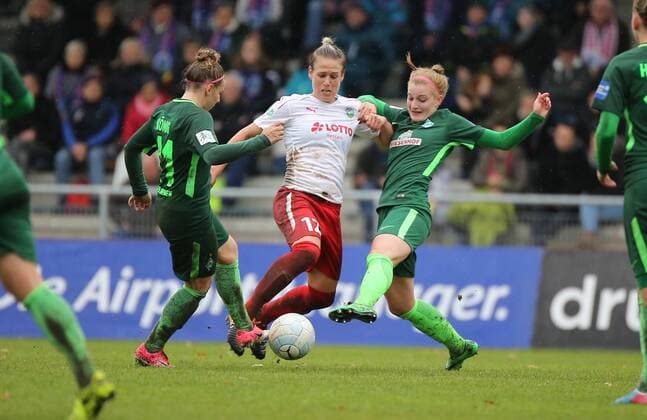 05 11 2017 xcex Germany Frankfurt Football Womens Football Alliance Women Bundesliga Season 2017 2018 1 FFC Frankfurt SV Werder Bremen Sophie Schmidt Frankfurt between Cindy König and Verena Volkmer both Bremen