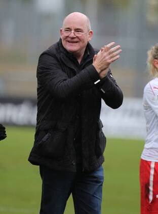 05 11 2017 xcex Germany Frankfurt Football Womens Football Allianz Women Bundesliga Season 2017 2018 1 FFC Frankfurt SV Werder Bremen Manager and Investor Siegfried Sigi Dietrich Frankfurt thanks the fans for applause