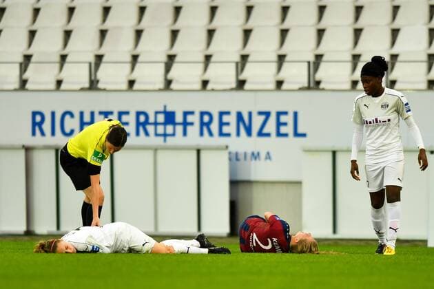 Jacqueline Klasen SGS 16 and Tabea Kemme Turbine 21 injured on the ground Soccer Allianz Women Bundesliga SGS Essen 1 FFC Turbine Potsdam xmkx