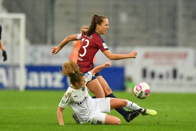 Linda Dallmann SGS 10 tries to stop Lia Wälti Potsdam 13 Football Alliance Women Bundesliga SGS Essen 1 FFC Turbine Potsdam xmkx