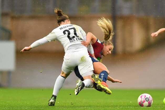 Marina Hegering SGS 27 holds Gina Maria Chmielinski Potsdam 18 Football Alliance Women Bundesliga SGS Essen 1 FFC Turbine Potsdam xmkx