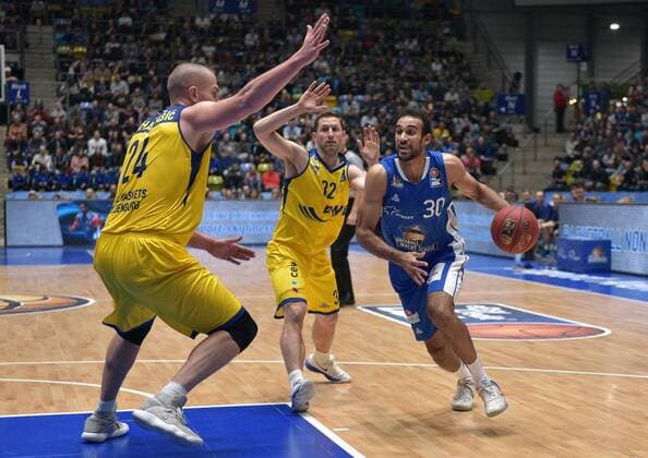 05 11 2017 xblx Basketball BBL Frankfurt Skyliners EWE Baskets Oldenburg emspor v Rasid Mahalbasic EWE Baskets Oldenburg Mickey McConnell EWE Baskets Oldenburg Philip Scrubb Fraport Skyliners Frankfurt Frankfurt am Main