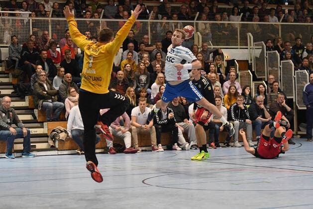 05 11 2017 Handball Season 2017 2018 3 League Men HC Erlangen HCE II TV Großwallstadt Mario Stark 27 TV Großwallstadt right against Philipp Walzik 1 HC Erlangen II left