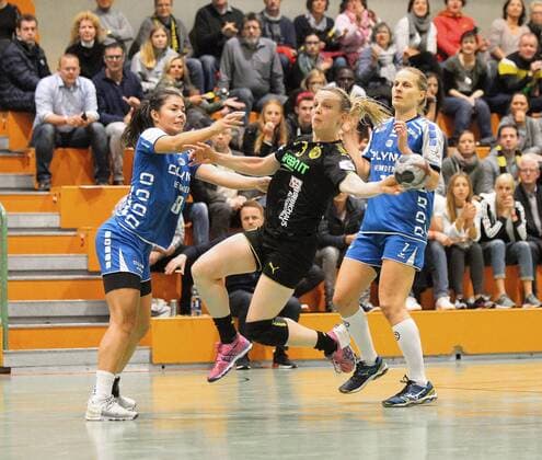 Martine Smeets Bietigheim 8 and Nina Mueller Bietigheim 7 can not beat an attack of Stella Kramer Dortmund 3 while playing Borussia Dortmund vs SG BBM Bietigheim Handball Women DHB Pokal Eight Finals 05 11 2017 Dortmund Copyright: xHommes Eibner-Pressefotox EP_MHS