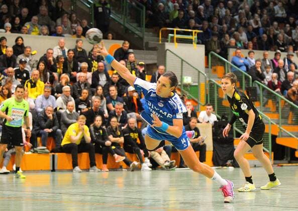 Karolina Kudlacz Gloc Bietigheim 14 throws a seven-meter Alina Grijseels Dortmund 4 watched at the match Borussia Dortmund vs SG BBM Bietigheim Handball Women DHB Pokal Round of 16 05 11 2017 Dortmund Copyright: xHommes Eibner-Pressefotox EP_MHS