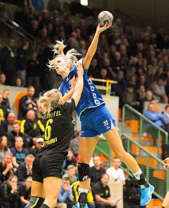 Saskia Weisheitel Dortmund 6 tries to block the trick of Susann Mueller Bietigheim 22 when playing Borussia Dortmund vs SG BBM Bietigheim Handball Women DHB Pokal Eight Finals 05 11 2017 Dortmund Copyright: xHommes Eibner-Pressefotox EP_MHS