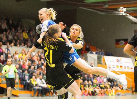 Harma van Kreij Dortmund 21 and Saskia Weisheitel Dortmund 6 try and block the attack of Kim Naidzinavicius Bietigheim 15 within the match Borussia Dortmund vs SG BBM Bietigheim Handball Women DHB Pokal Eight Finals 05 11 2017 Dortmund Copyright: xHommes Eibner-Pressefotox EP_MHS