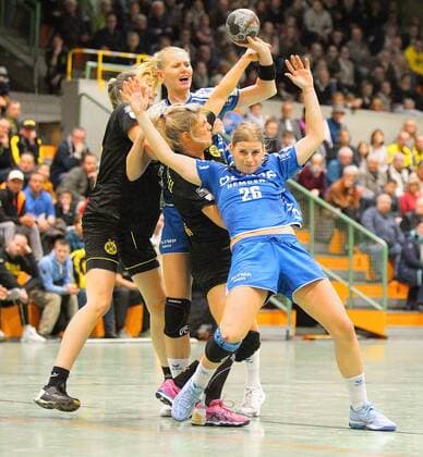 Harma van Kreij Dortmund 21 and Saskia Weisheitel Dortmund 6 block the attack by Kim Naidzinavicius Bietigheim 15 and Angela Malestein Bietigheim 26 at the match Borussia Dortmund vs SG BBM Bietigheim Handball Women DHB Pokal Round of 16 05 11 2017 Dortmund Copyright: xHommes Eibner-Pressefotox EP_MHS