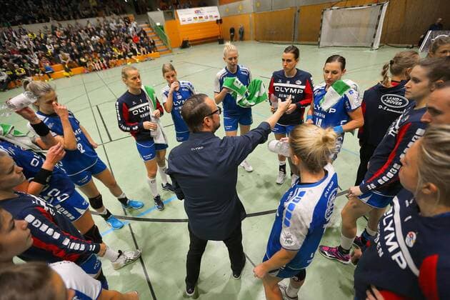 Head coach Martin Albertsen Bietigheim briefs his players during a break during the match Borussia Dortmund vs SG BBM Bietigheim Handball Women DHB Cup Eight Finals 05 11 2017 Dortmund Copyright: xHommes Eibner-Pressefotox EP_MHS