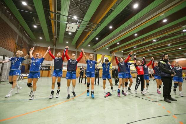 The players of SG BBM Bietigheim cheer in front of the fans at the match Borussia Dortmund vs SG BBM Bietigheim Handball Women DHB Cup Eight Finals 05 11 2017 Dortmund Copyright: xHommes Eibner-Pressefotox EP_MHS