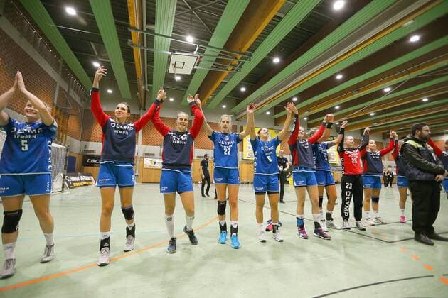 The players of SG BBM Bietigheim cheer in front of the fans at the match Borussia Dortmund vs SG BBM Bietigheim Handball Women DHB Cup Eight Finals 05 11 2017 Dortmund Copyright: xHommes Eibner-Pressefotox EP_MHS