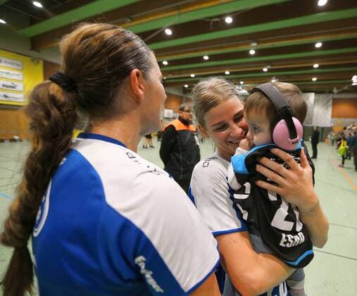 Angela Malestein Bietigheim 26 cheers with child after the final whistle at the game Borussia Dortmund vs SG BBM Bietigheim Handball Women DHB Cup Eighth finals 05 11 2017 Dortmund Copyright: xHommes Eibner-Pressefotox EP_MHS