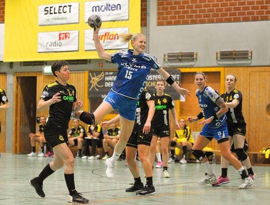 Kim Naidzinavicius Bietigheim 15 has conceded against Alina Grijseels Dortmund 4 and throws on goal in the match Borussia Dortmund vs SG BBM Bietigheim Handball Women DHB Pokal Round of 16 05 11 2017 Dortmund Copyright: xHommes Eibner-Pressefotox EP_MHS
