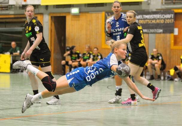 Antje Lauenroth Bietigheim 5 takes the ball in the net in the match Borussia Dortmund vs SG BBM Bietigheim Handball Women DHB Pokal Round of 16 05 11 2017 Dortmund Copyright: xHommes Eibner-Pressefotox EP_MHS