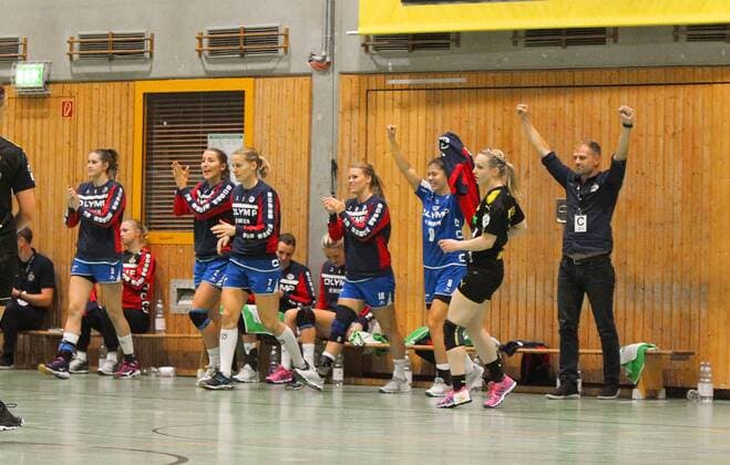 The players of SG BBM Bietigheim jump off the bench and cheer after the final whistle in the game Borussia Dortmund vs SG BBM Bietigheim Handball Women DHB Cup Eighth finals 05 11 2017 Dortmund Copyright: xHommes Eibner-Pressefotox EP_MHS