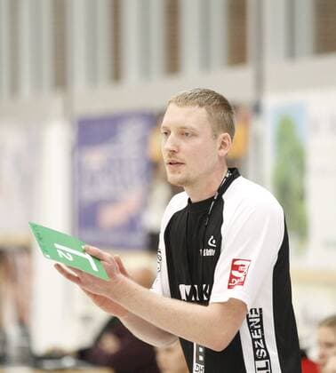 Germany Kriftel 05 11 2017 Handball Hessen 3 League West Women Season 2017 2018 TuS Kriftel red HC Leipzig yellow v l Manager Christian Albat TuS Kriftel Sport TuS Kriftel HC Leipzig