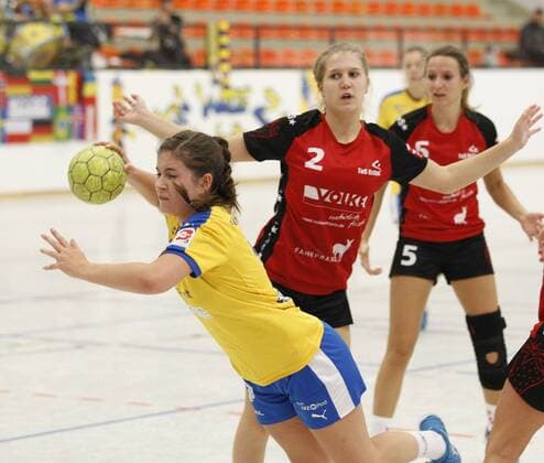 Germany Kriftel 05 11 2017 Handball Hessen 3 League West Women Season 2017 2018 TuS Kriftel red HC Leipzig yellow v Lea Guderian Leipzig Leah Rosenbaum TuS Kriftel Sport TuS Kriftel HC Leipzig