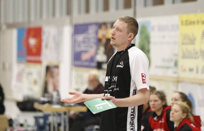 Germany Kriftel 05 11 2017 Handball Hessen 3 League West Women Season 2017 2018 TuS Kriftel red HC Leipzig yellow v l Manager Christian Albat TuS Kriftel Sport TuS Kriftel HC Leipzig