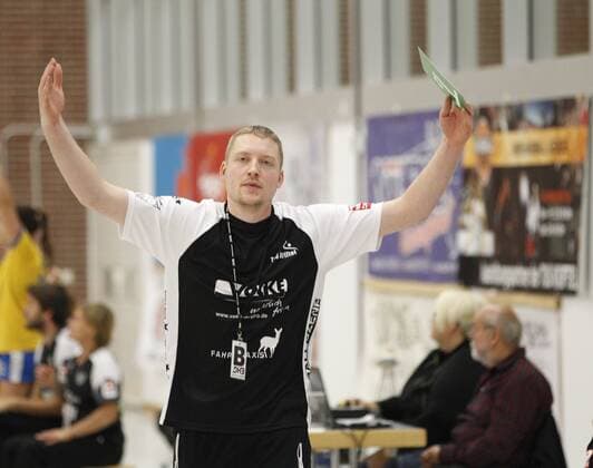 Germany Kriftel 05 11 2017 Handball Hessen 3 League West Women Season 2017 2018 TuS Kriftel red HC Leipzig yellow v l Manager Christian Albat TuS Kriftel Sport TuS Kriftel HC Leipzig