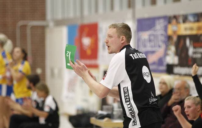 Germany Kriftel 05 11 2017 Handball Hessen 3 League West Women Season 2017 2018 TuS Kriftel red HC Leipzig yellow v l Manager Christian Albat TuS Kriftel Sport TuS Kriftel HC Leipzig
