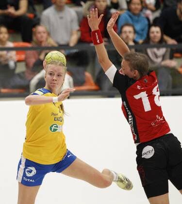 Germany Kriftel 05 11 2017 Handball Hessen 3 League West Women Season 2017 2018 TuS Kriftel red HC Leipzig yellow v l Pauline Uhlmann Leipzig Helena Nitzke TuS Kriftel Sport TuS Kriftel HC Leipzig