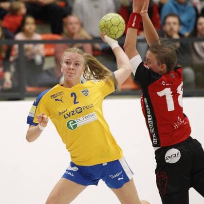 Germany Kriftel 05 11 2017 Handball Hessen 3 League West Women Season 2017 2018 TuS Kriftel red HC Leipzig yellow v l Pauline Uhlmann Leipzig Helena Nitzke TuS Kriftel Sport TuS Kriftel HC Leipzig