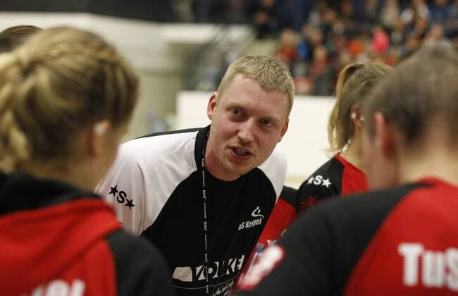 Germany Kriftel 05 11 2017 Handball Hessen 3 League West Women Season 2017 2018 TuS Kriftel red HC Leipzig yellow v l Manager Christian Albat TuS Kriftel Sport TuS Kriftel HC Leipzig
