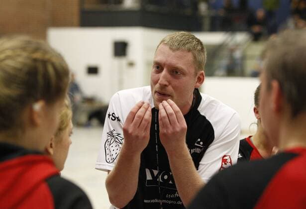 Germany Kriftel 05 11 2017 Handball Hessen 3 League West Women Season 2017 2018 TuS Kriftel red HC Leipzig yellow v l Manager Christian Albat TuS Kriftel Sport TuS Kriftel HC Leipzig
