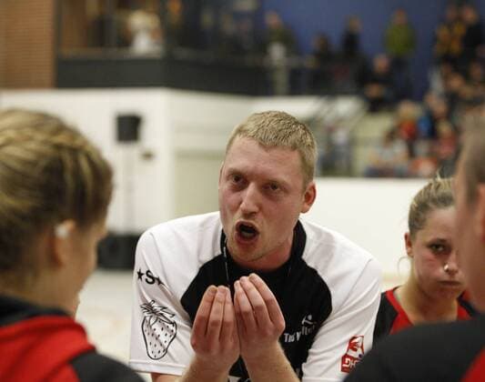 Germany Kriftel 05 11 2017 Handball Hessen 3 League West Women Season 2017 2018 TuS Kriftel red HC Leipzig yellow v l Manager Christian Albat TuS Kriftel Sport TuS Kriftel HC Leipzig