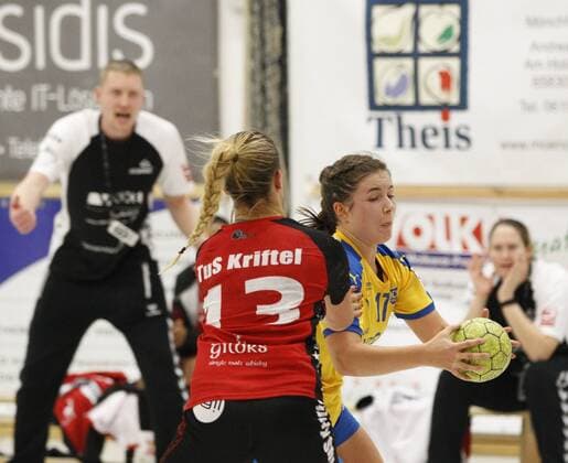 Germany Kriftel 05 11 2017 Handball Hessen 3 League West Women Season 2017 2018 TuS Kriftel red HC Leipzig yellow v l Isabel Göbel TuS Kriftel Lea Guderian Leipzig Sport TuS Kriftel HC Leipzig
